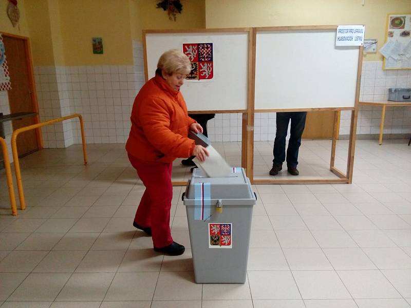 V jednom z největších okrsků, v Kardašově Řečici v okrsku s číslem 1, se před otevřením volební místnosti tvořily fronty.