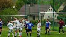 Fotbalisté Staré Hlíny (v bílém) zvítězili v souboji celků z čela tabulky okresního přeboru na půdě Číměře 2:0.