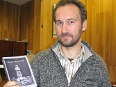 Nakladatel Jan Medek představuje již vydané sborníky. V pravé ruce drží novinku Sborník autorů Epiky 2010, v levé její předchůdce s názvy Dvě kapky rosy a Múza.