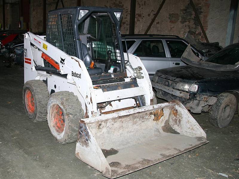 Ukradený pracovní stroj Bobcat policisté našli při domovní prohlídce ve stodole na Kolínsku. 