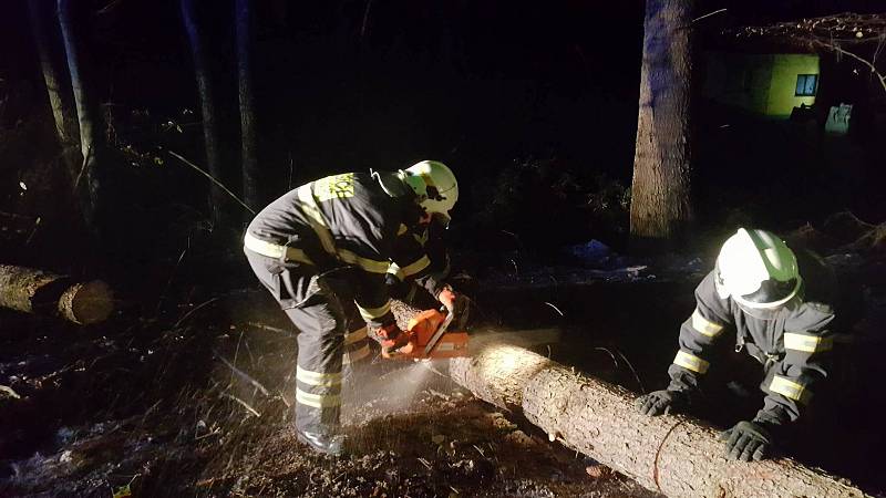 Profesionální hasiči z Jindřichova Hradce se v neděli nezastavili. Mimo jiné odstraňovali stromy spadlé na chaty v Jindřiši.