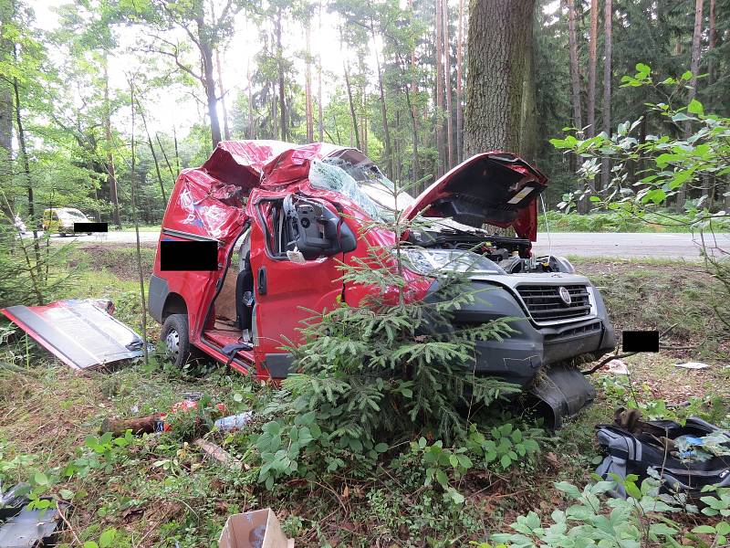 Pohled na zcela zdemolované auto po nárazu do dvou stromů u Třeboně. Nehoda přinesla čtyři vážná zranění.
