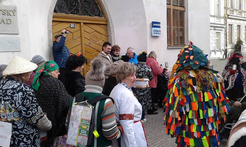 Senioři ve Slavonicích uspořádali tradiční masopustní obchůzku.