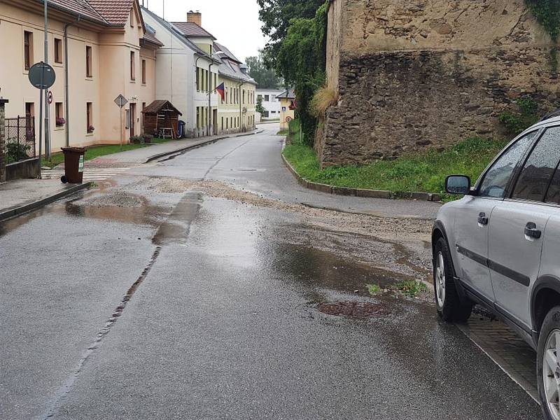 Jedním z míst v Jindřichově Hradci, které se při silných deštích zaplavuje, je nábřeží. V úterý dopoledne tam po vodě bylo ještě plno písku.