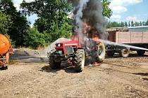 Nedělní zásah u hořícího traktoru v Rodvínově.
