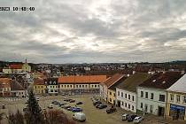Webkamera je umístěna na radniční věži a snímá část Palackého náměstí směrem na klášter.