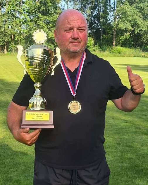 Trenér Marek Černoch s pohárem pro vítěze krajské fotbalové I. B třídy mužů.