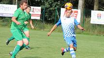 V úvodním kole I. B třídy fotbalisté Studené (v modrobílých dresech) na svém stadionu porazili Lomnici 5:2.