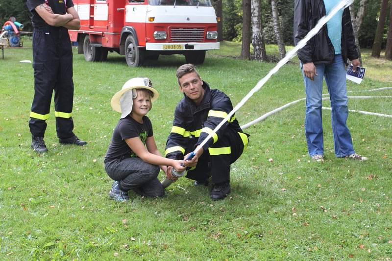 Děti se rozloučily s létem v Horní Pěně u rybníku Dřevo.