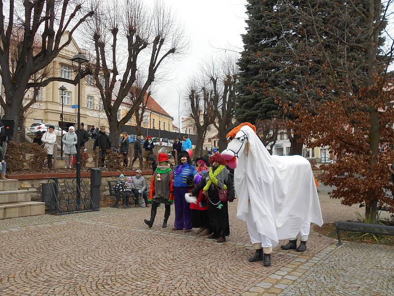 Dačické maškary prošly centrem a sehrály turnaj v kuželkách.