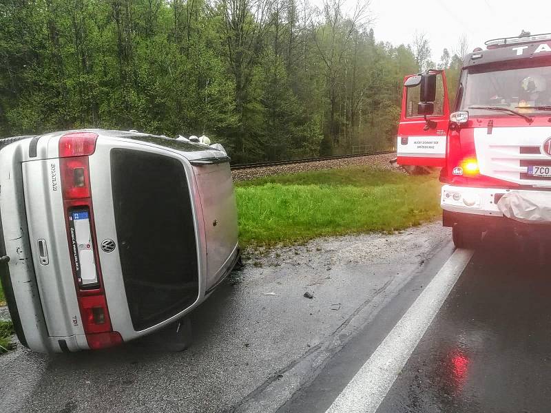 Nehoda dvou aut v Českých Velenicích si vyžádala zranění dvou osob.