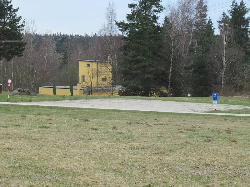 Vojenská střelnice v Lomech rozděluje obyvatele, pro zachování je i senátor Chalupský a poslanec Bartošek.