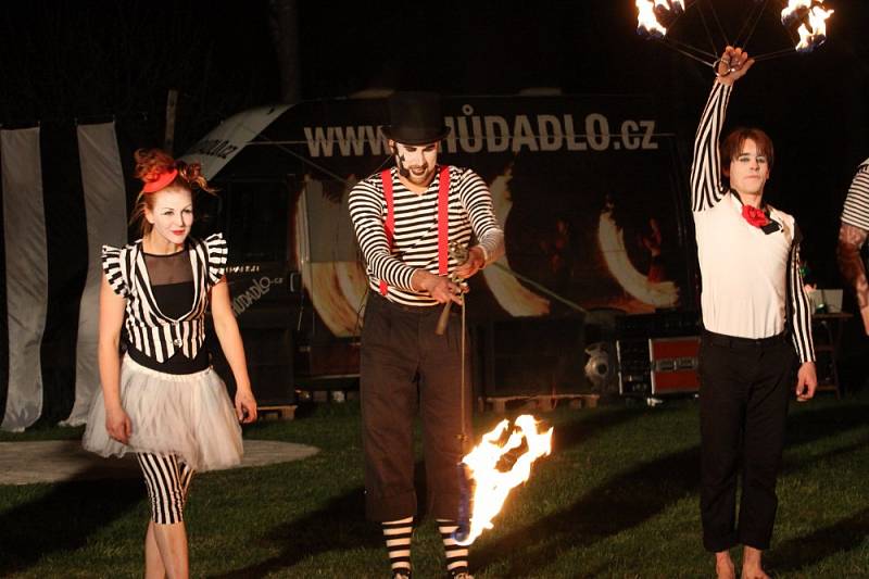 Seskupení Chůdadlo představilo ve veřejné generálce představení Noční Cirkus.