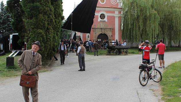 Jiří Kněžíček ze Slavonic se ve filmu Po strništi bos objevil hned čtyřikrát ve dvou rolích.