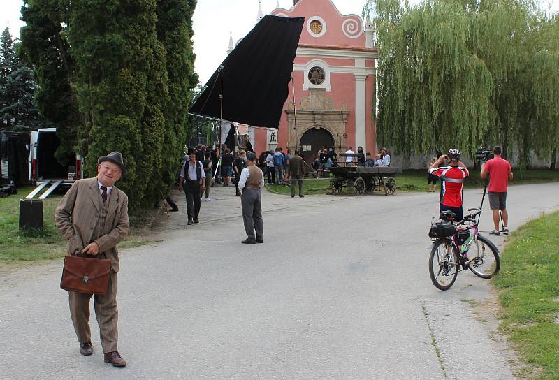 Jiří Kněžíček ze Slavonic se ve filmu Po strništi bos objevil hned čtyřikrát ve dvou rolích.