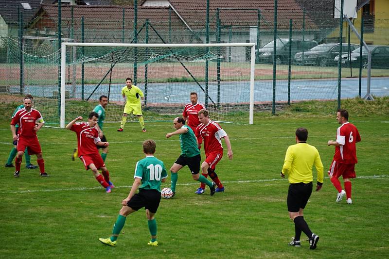 Fotbalisté Chlumu (v červeném) dokázali v 18. kole OP zvítězit na číměřském trávníku 3:2.