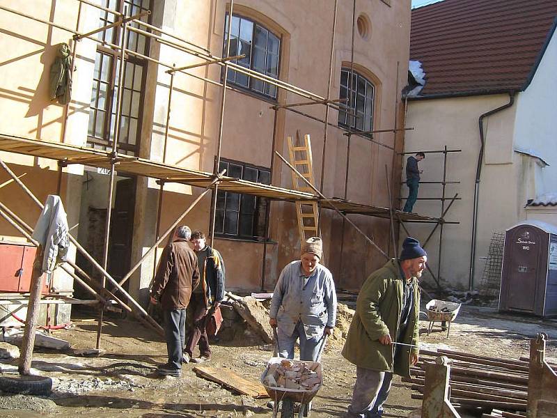 Hned tři historické objekty v centru Jindřichova Hradce procházejí rozsáhlou rekonstrukcí, hotovo má být do dvou let .