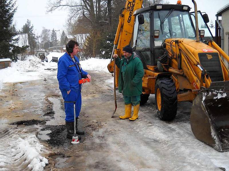  Poruchy na vodovodním řadu museli opravovat pracovníci společnosti VAK JČ také v Heřmánkově ulici v Třeboni. 