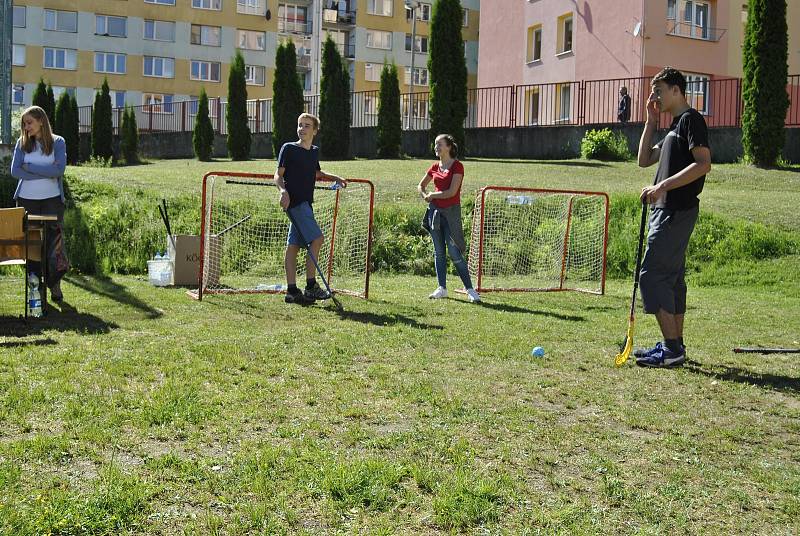 Na hřišti 5. základní školy v Jindřichově Hradci se konal druhý ročník Zahradní slavnosti.