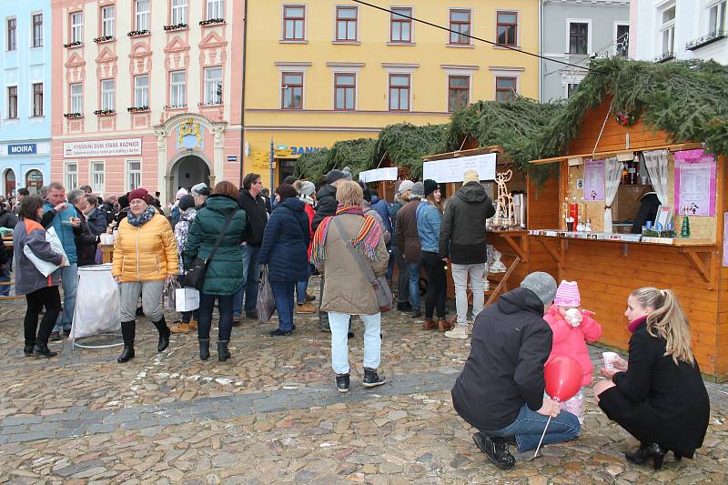 Hradec zaplnily vánoční trhy.