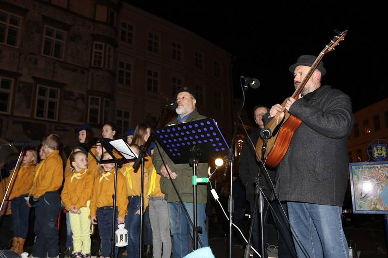 Na náměstí Míru v Hradci se jako obvykle rozdávalo betlémské světlo den před Štědrým dnem.