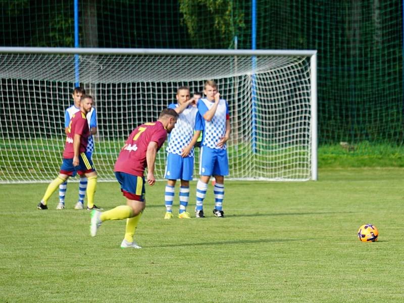 Fotbalisté Studené (v modrých dresech) doma v 2. kole I. B třídy porazili Novou Bystřici 4:3.