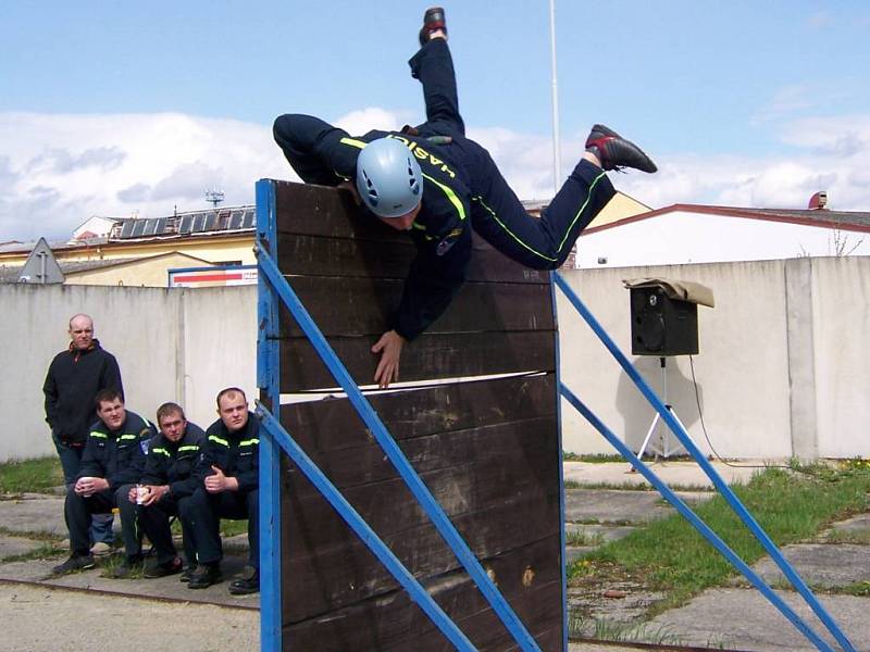 Vydařená sobota v požární stanici v Jindřichově Hradci byla plná ukázek z práce hasičů, policistů a záchranářů.