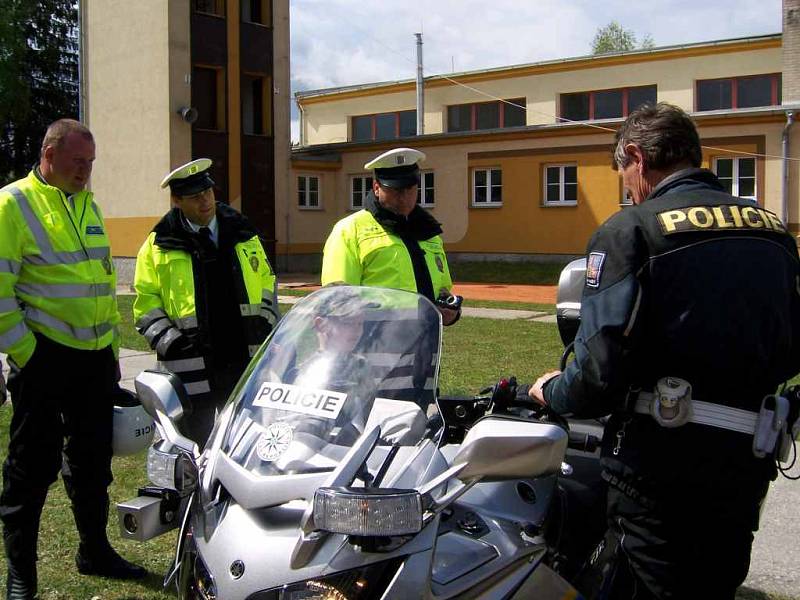 Vydařená sobota v požární stanici v Jindřichově Hradci byla plná ukázek z práce hasičů, policistů a záchranářů.