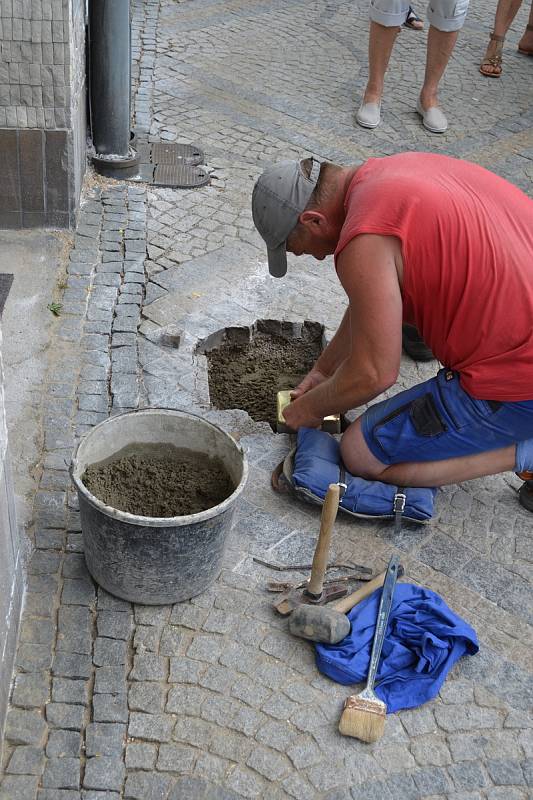 Pokládání kamenů zmizelých v Klášterské ulici v Jindřichově Hradci.