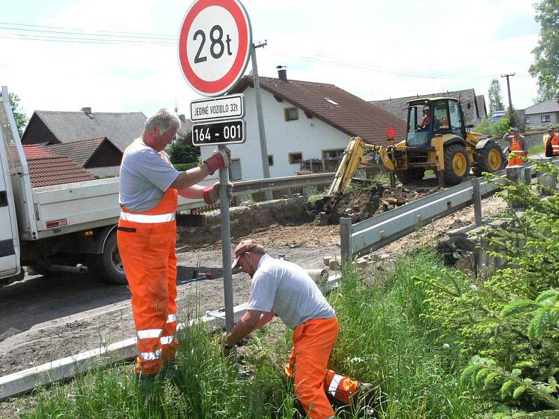 Začala kompletní rekonstrukce mostu v Otíně. 