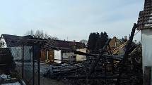 Smutný pohled na spáleniště po požáru v Lovětíně.