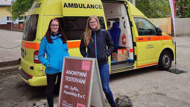 Pracovníci organizace PREVENT s charakteristickou žlutou sanitkou.