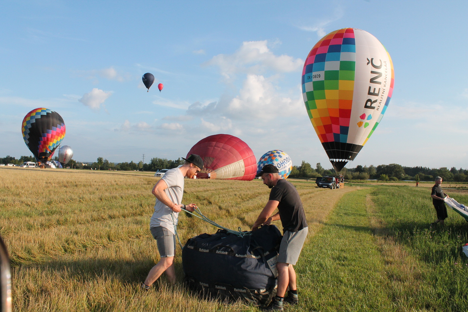 Večerní nebe nad Hradcem rozzářily balóny, piloti předvádějí svojí  šikovnost - Českobudějovický deník