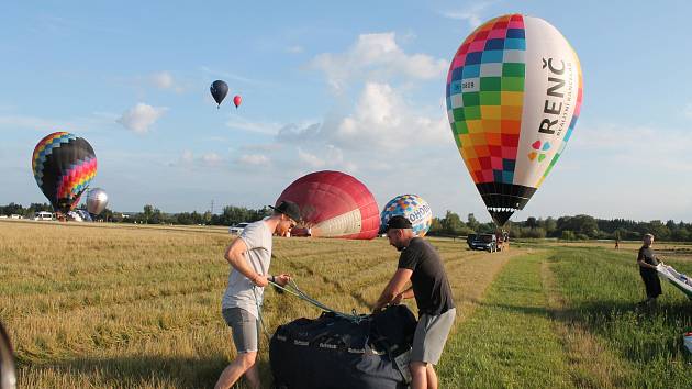 Večerní nebe nad Hradcem rozzářily balóny, piloti předvádějí svojí  šikovnost - Táborský deník