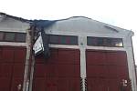 Silný vítr poškodil také střechu u dílen na opravu nákladních vozidel v Jindřichově Hradci.