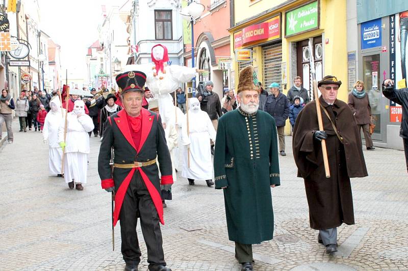 V Jindřichově Hradci baráčníci vynesli smrtku z města a rozloučili se tak se zimou. 