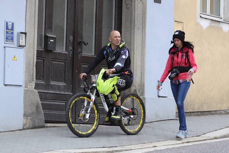 Z jízdy odvážných bikerů, kteří se řítili z dačické věže až na náměstí, se mnohdy tajil dech.