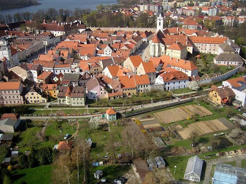 Třeboňáci oslavili Den Země opět po svém, a to vytvořením rekordního kola okolo Třeboně. Účastnili se jej zejména školáci základních škol společně se svými pedagogy. 