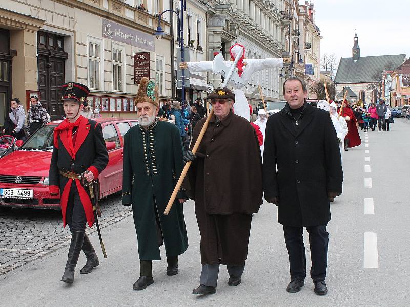 V Jindřichově Hradci může začít jaro. Baráčníci vynesli smrtku z města.