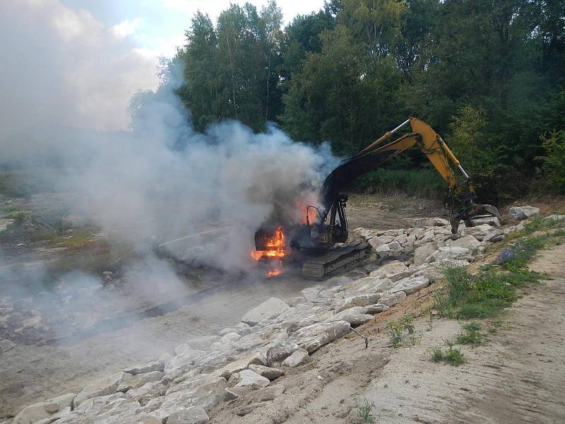 Při požáru bagru v Lomech u Kunžaku vznikla škoda 700 tisíc korun.