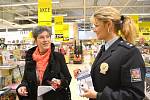 Policisté v supermarketu Albert vysvětlovali zákazníkům, jak se bránit kapsářům. 