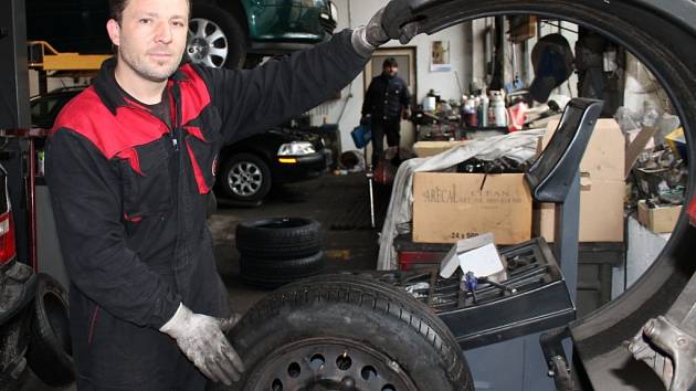 SERVISY mají v těchto dnech pořádně napilno s přezouváním pneumatik. Nejinak tomu bylo včera i v hradecké Autodílně Kreuzer. Na snímku při práci majitel firmy David Kreuzer. 