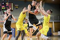 Basketbalisté GBA Lions J. Hradec (ve žlutém) si v 7. kole I. ligy hladce poradili s Libercem (89:55) a bez jediné ztráty vedou tabulku skupiny Západ.