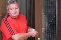  Iniciátor petice Zdeněk Hanzal ukazuje jedny z rozbitých vchodových dveří v panelovém domě na jindřichohradeckém sídlišti Vajgar, které neodolaly řádění vandalů.