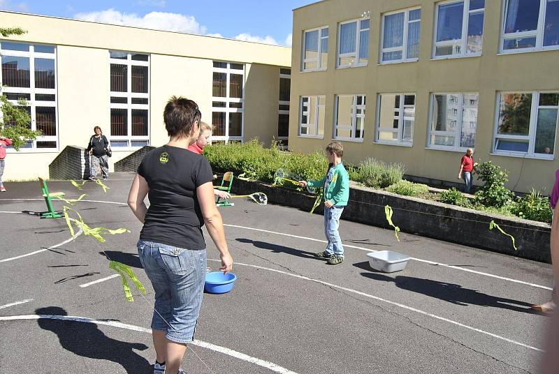 Na hřišti 5. základní školy v Jindřichově Hradci se konal druhý ročník Zahradní slavnosti.