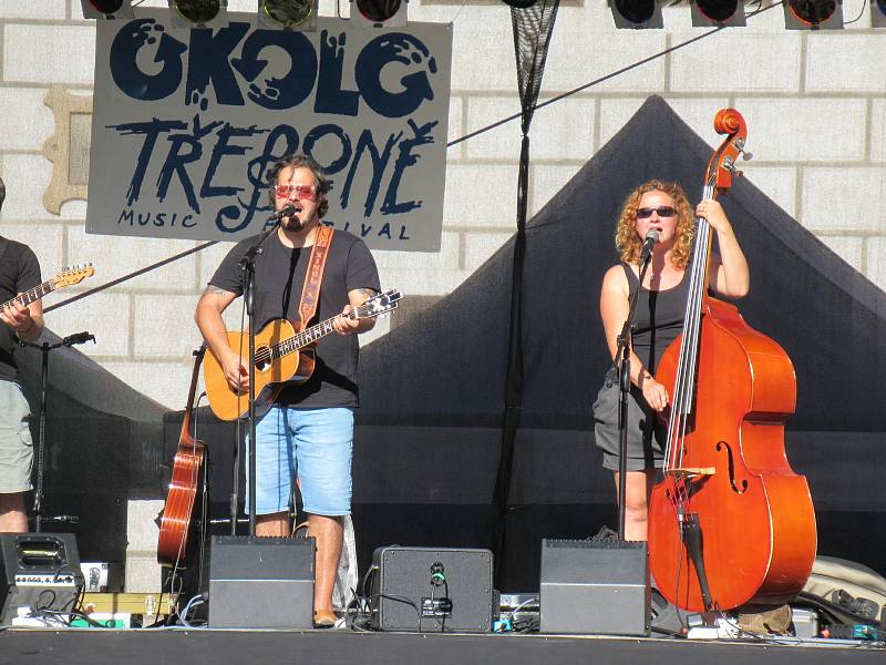 Festival Okolo Třeboně již tradičně zahájil prázdniny, v sobotu 4. července se na zámeckém nádvoří představila zpěvačka Jana Rychterová, kapela Epydemye a Xindl X.