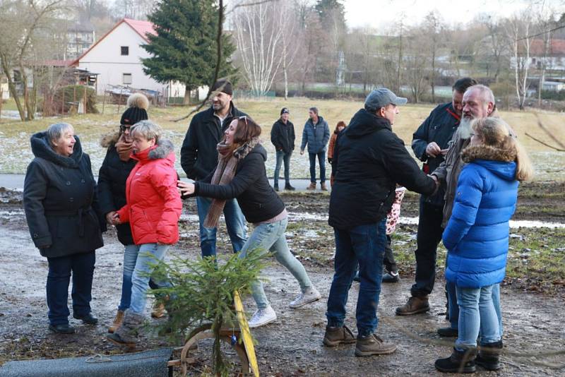 Při silvestrovském sjezdu v Horní Radouni se letos obešli i bez sněhu, vozítka jezdila na kolečkách.