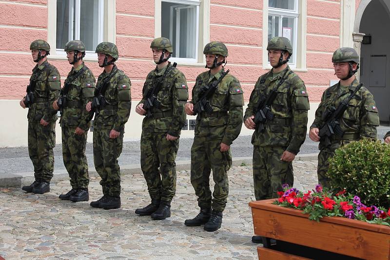 Vzpomínky na bitvu u Zborova a legionáře Jiřího Procházku se účastnili i členové 44. lehkého motorizovaného praporu.