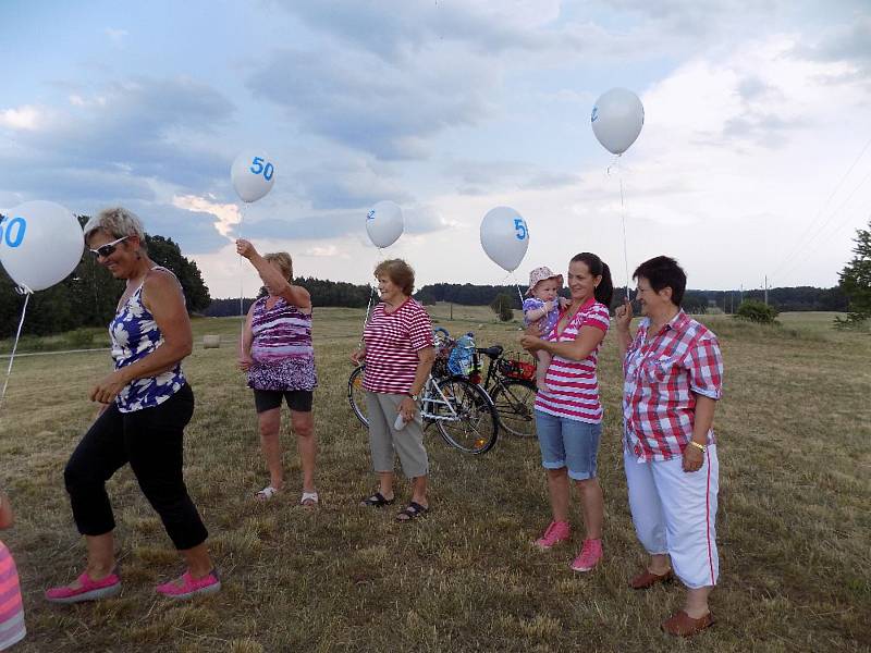 V Žíteči vypouštěli balónky jako připomínku 50 let od založení Českého svazu žen.