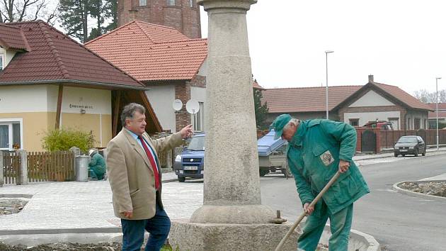 USAZENÍ HISTORICKÉHO SLOUPU a doplnění zeminy jsou jedny z posledních úprav před dokončením rekonstrukce ulice v lokalitě Na Kopečku v Třeboni. 